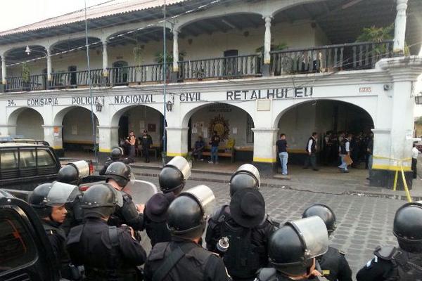 Agentes de las Fuerzas Especiales de la Policía Nacional Civil rodean la comisaría 34 minutos antes de comenzar la requisa. (Foto Prensa Libre: Rolando Miranda)