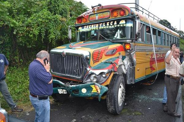 Un camión y un autobús extraurbano chocaron este sábado en lel km 50 de la ruta antigua de Palín a Escuintla. Diez personas resultaron lesionadas. (Foto Prensa Libre: Carlos E. Paredes)<br _mce_bogus="1"/>