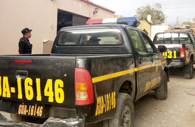 Agentes de la PNC resguardan varios inmuebles allanados en San Vicente Pacaya, Escuintla, y San Juan Sacatepéquez, Guatemala. (Foto Prensa Libre: PNC)