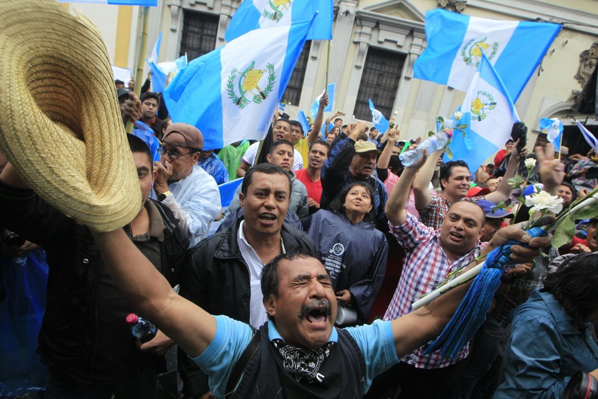 Guatemalecos celebran afuera del Congreso el retiro de la inmunidad del presidente Otto Pérez Molina. (Foto Prensa Libre: E. Bercian)