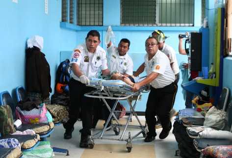 los bomberos ingresan en la emergencia de la Pediatría del Hospital San Juan de Dios a la niña de 3 años que fue herida en el cuello con un cuchillo.