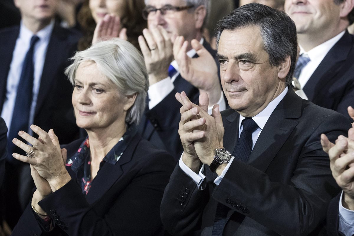 Francois Fillon (d) y su esposa Penelope Fillon asisten a un mitin político en París,Francia. (Foto 
Prensa Libre: EFE).