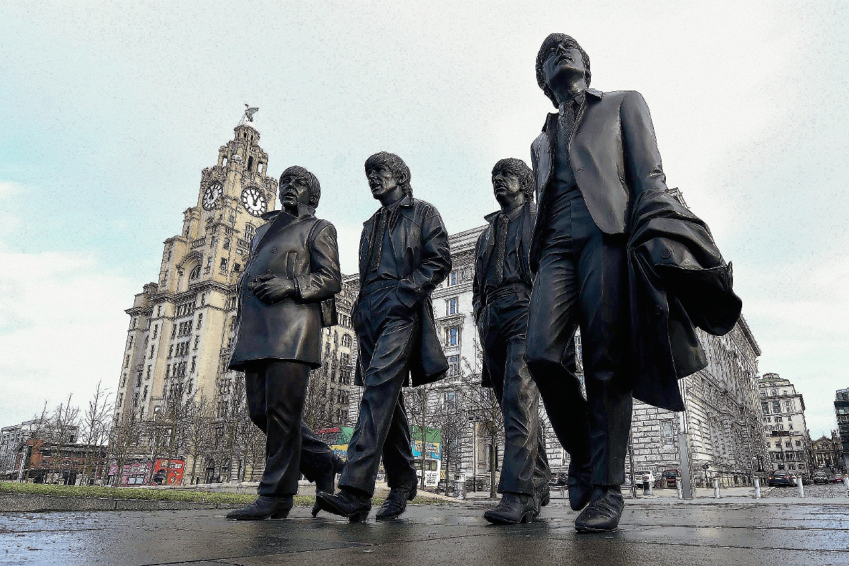 Escultura de The Beatles representa a los músicos McCartney, George Harrison, Ringo Starr y John Lennon. (Foto Prensa Libre: AP).