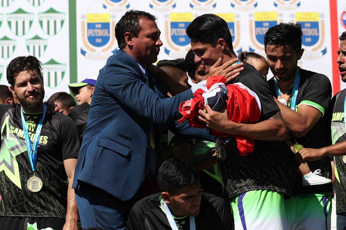 Mauricio Tapia manifestó que la confianza y unidad de sus jugadores fue vital para conseguir el título frente a Municipal. (Foto Prensa Libre: Fernando López R.)