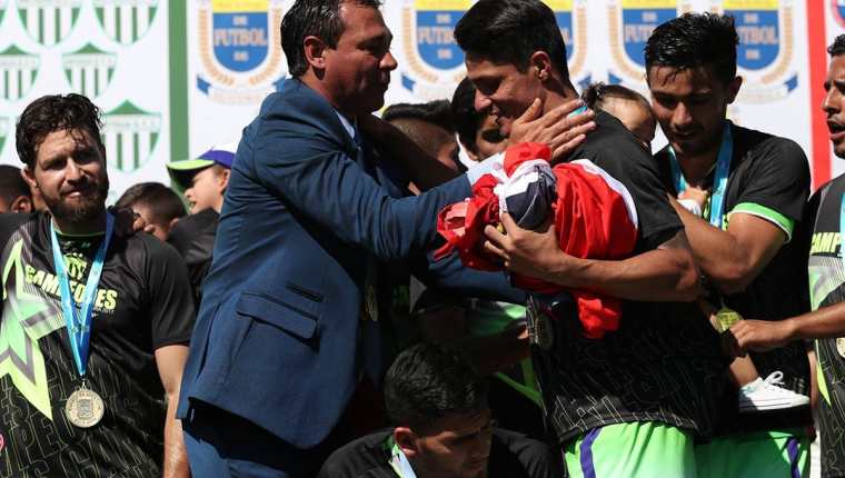 Mauricio Tapia manifestó la confianza y unidad de sus jugadores fue vital para conseguir el título frente a Municipal. (Foto Prensa Libre: Fernando López R.)