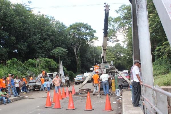 Trabajadores de Covial   nivelan la estructura   del puente Nahualate, en la ruta al suroccidente.