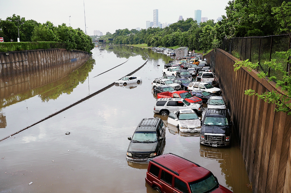 Varios automovilistas quedaron varados en North Main en Houston después la inundación. (Foto Prensa Libre:AP)