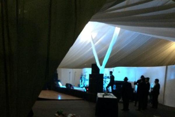 Partido de gobierno celebra la navidad en un convivio donde reciben un televisor plasma.