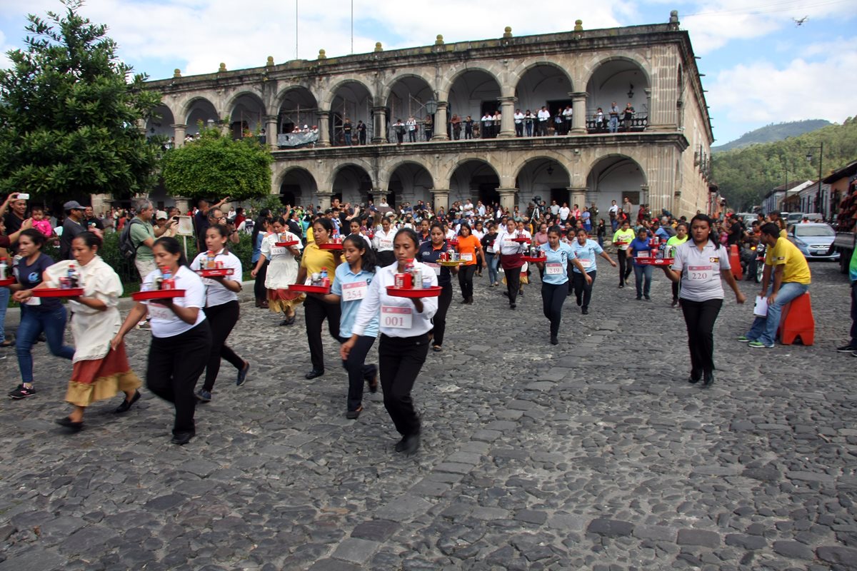 Decenas de personas participan cada año en la Carrera de las Charolas, en Antigua Guatemala. (Foto Prensa Libre: Renato Melgar)