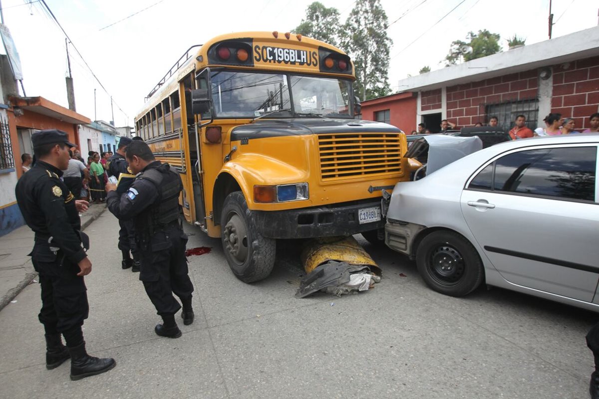 El bus amarillo que conducía Luis Ernesto Ixccharchal, continuó su marcha y chocó contra un automóvil. (Foto Prensa Libre: Érick Ávila).