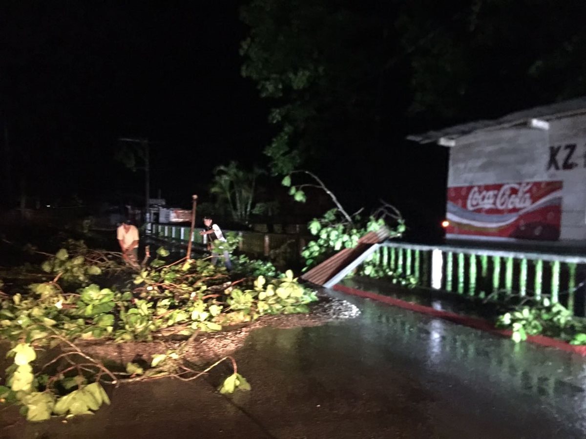 Viviendas en Fray Bartolomé de las Casas, Alta Verapaz, fueron dañadas por la lluvia de las últimas horas. (Foto Prensa Libre: Conred)