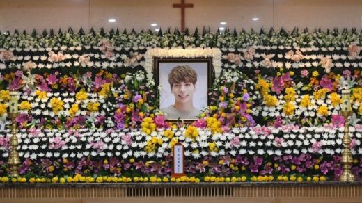 En el hospital de Seúl, donde murió el cantante, se levantó un monumento en su honor. CHOI HYUK/AFP/GETTY IMAGES