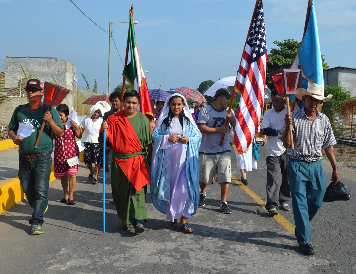 José y María, representados por dos guatemaltecos, junto a migrantes e integrantes miembros de la Diócesis de San Marcos. (Foto Prensa Libre: Édgar Octavio Girón Castillo)