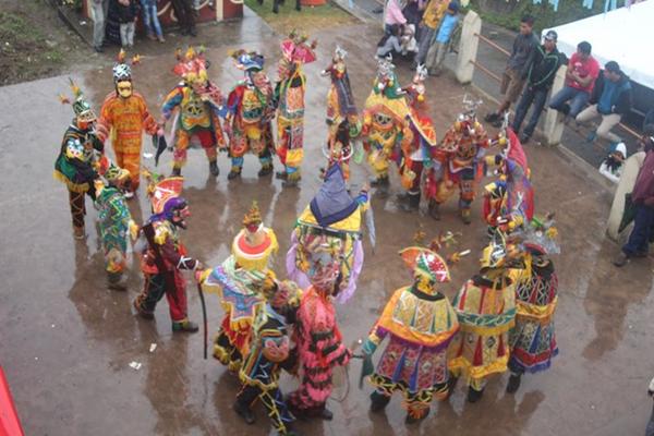 Una de las actividades que se llevan a cabo en Cobán por el Día de los Difuntos es la Danza del Venado. (Foto Prensa Libre: Ángel Martín Tax)<br _mce_bogus="1"/>