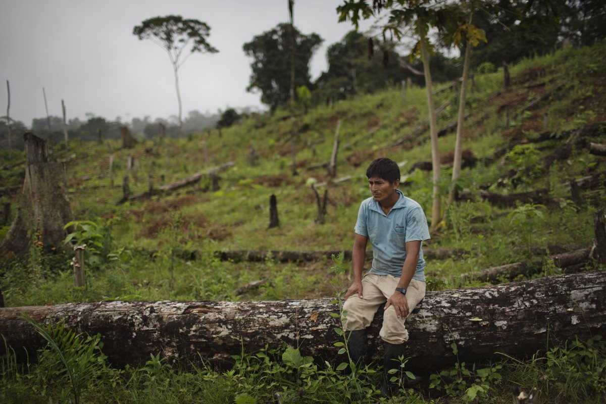 <em>Un campesino observa desconsolado en la región donde habita junto a su familia. (Foto Prensa Libre: AP).</em>