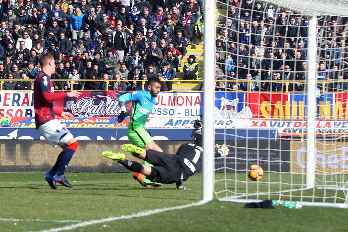 Gabigol anota su primer gol con el Inter de Milan. (Foto Prensa Libre: AP)