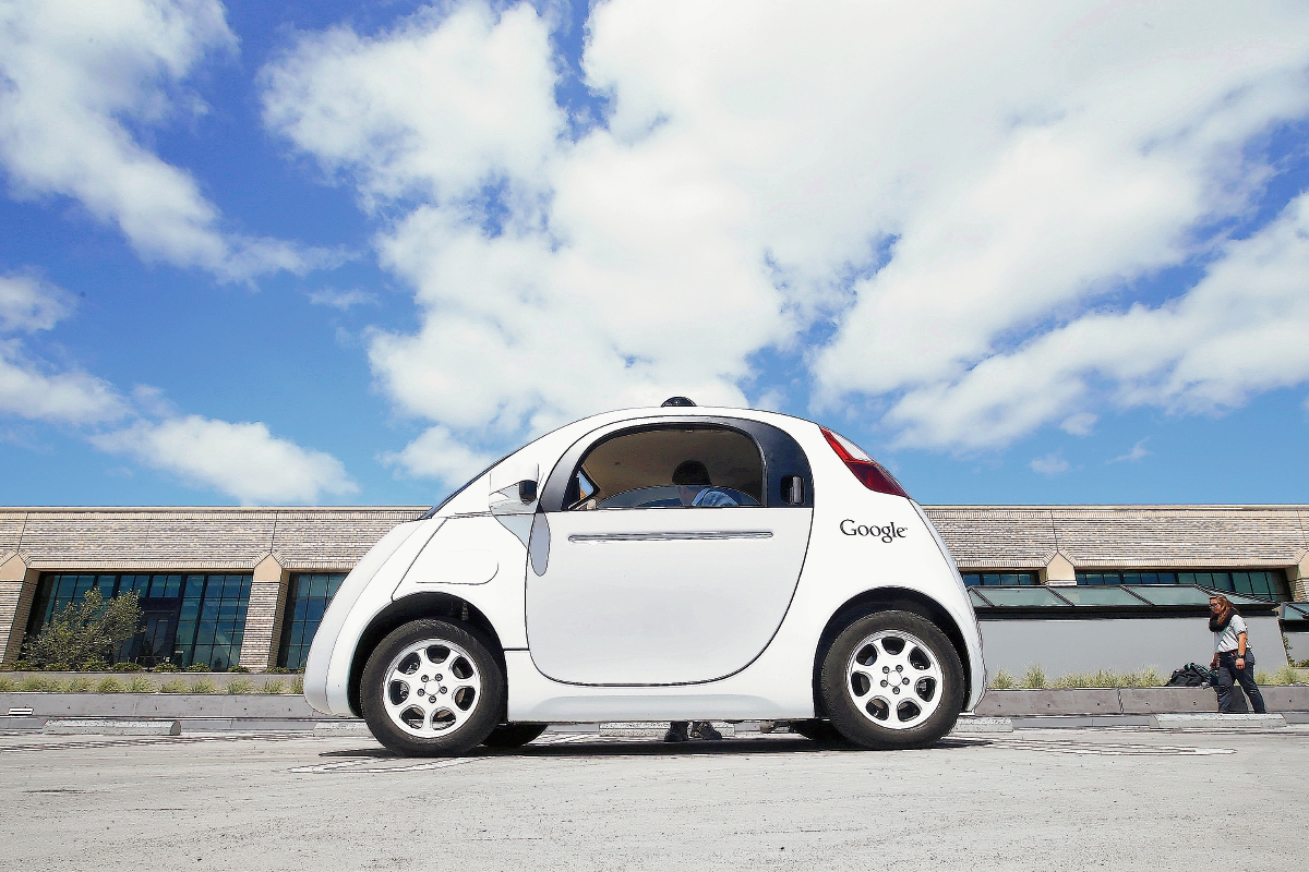 El nuevo prototipo de automóvil de Google, no necesita pedal del acelerador o el volante. Hará su debut en la vía publica los próximos meses en California. (Foto Prensa Libre: Agencia AP).