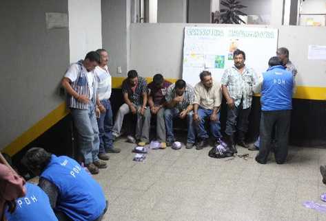 Ocho de los 25 capturados, en la comisaría de la Policía Nacional Civil.