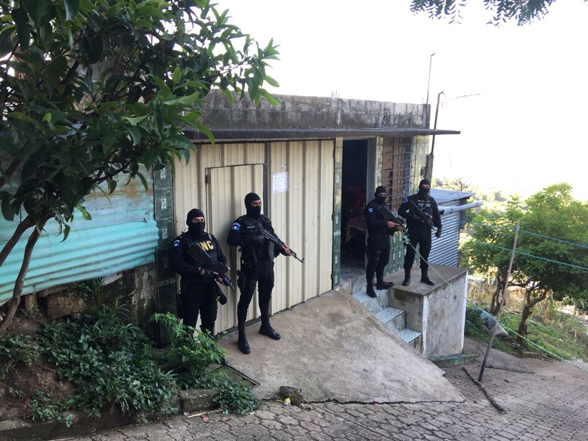 Agentes de PNC participan en un allanamiento relacionado con la captura de integrantes de "La banda del Rafa". (Foto Prensa Libre: Cortesía)
