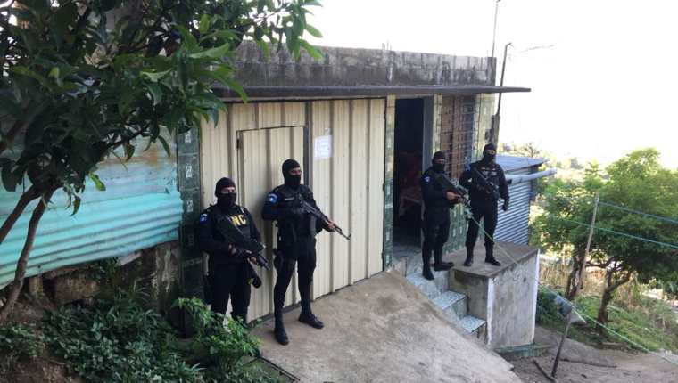 Agentes de PNC participan en un allanamiento relacionado con la captura de integrantes de "La banda del Rafa". (Foto Prensa Libre: Cortesía)