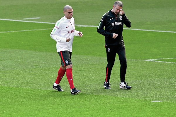 Pepe (i) participa durante un entrenamiento de la selección portuguesa de futbol celebrado en Lisboa (Foto Prensa Libre: EFE)