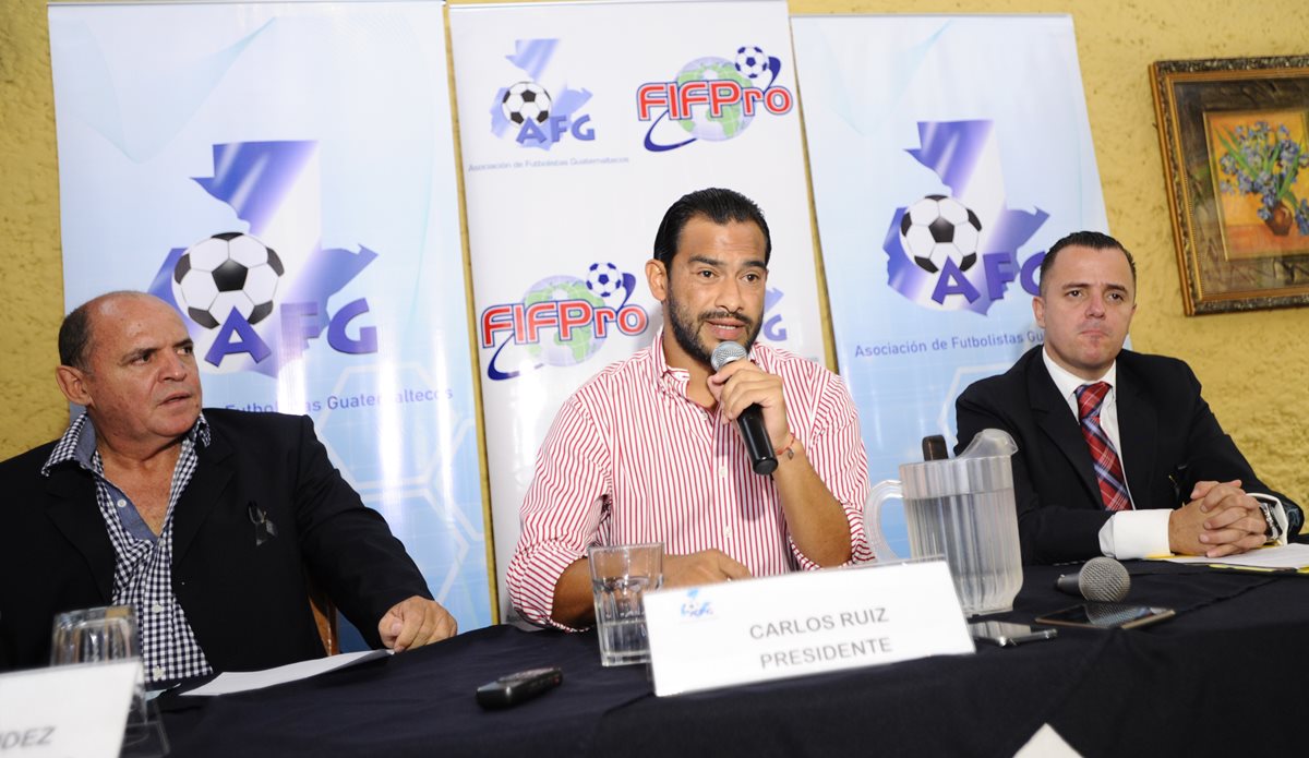 Carlos Ruiz, presidente de la AFG, durante la conferencia a la prensa dada este miércoles. (Foto Prensa Libre: Francisco Sánchez)