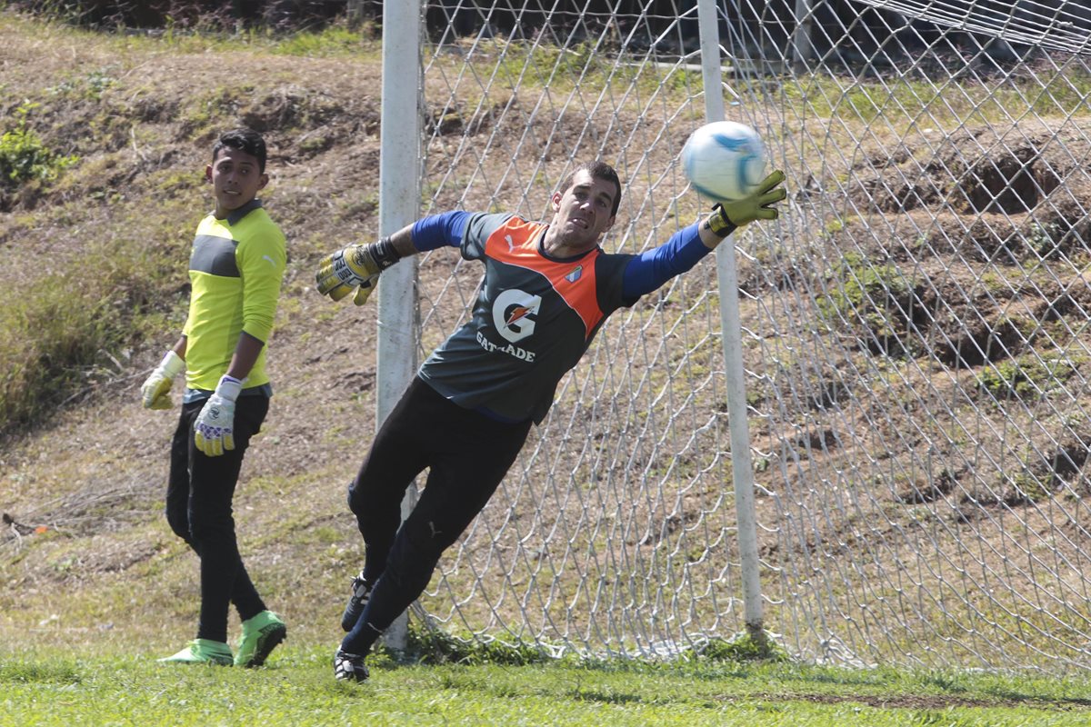 Javier Irazún, durante la práctica crema, previo a enfrentar a Suchitepéquez. (Foto Prensa Libre: Norvin Mendoza)