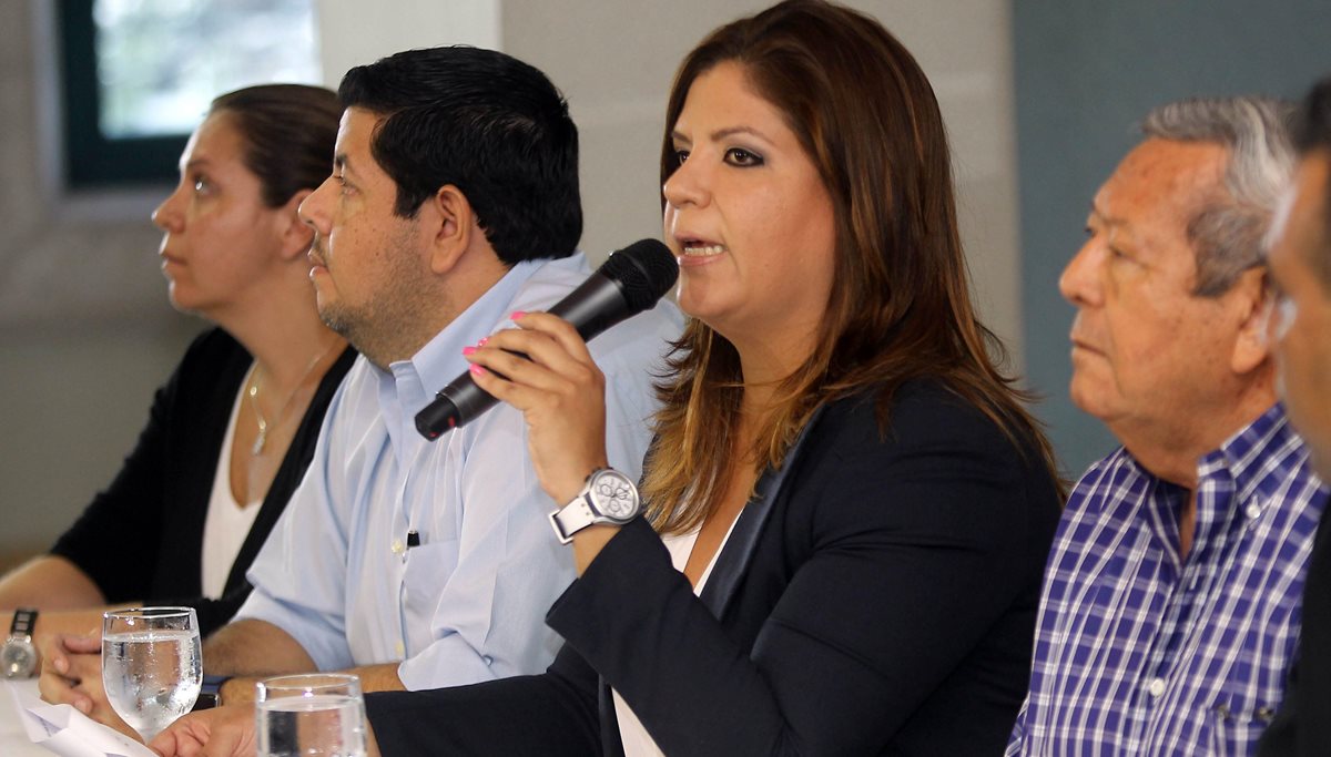 <em>Lena Gutiérrez, junto a su padre, durante una conferencia de prensa este jueves en Honduras. (Foto Prensa Libre: EFE).</em>