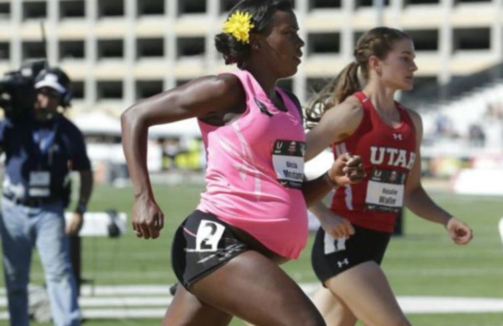 Un informe del Comité Olímpico Internacional dice que entrenar e incluso competir en campeonatos no parece dañar ni a la madre ni al feto. (AP)