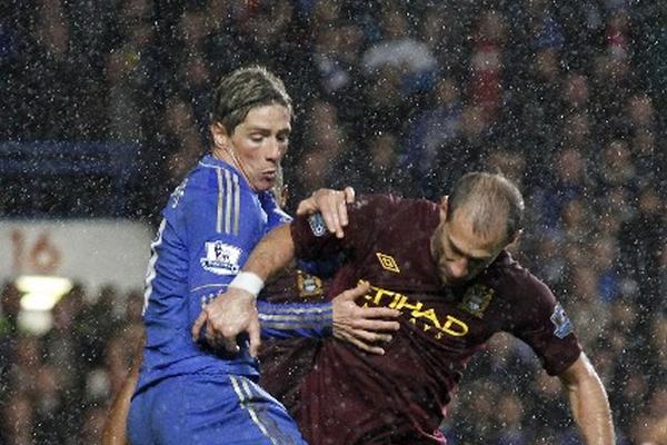 Fernando Torres —izquierda —, del Chelsea, disputa el balón con Pablo Zabaleta, del Manchester City. (Foto Prensa Libre: AP)