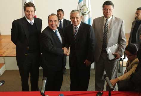 El presidente electo, Otto Pérez Molina, saluda al embajador de México en el país,   Eduardo Ibarrola, durante la visita que el primero efectuó a esa sede diplomática en la zona 10 capitalina.