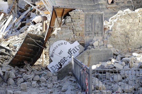 El terremoto arrasó varias ciudades de Italia y dejó a miles de personas sin hogar. (Foto Prensa Libre: AP)