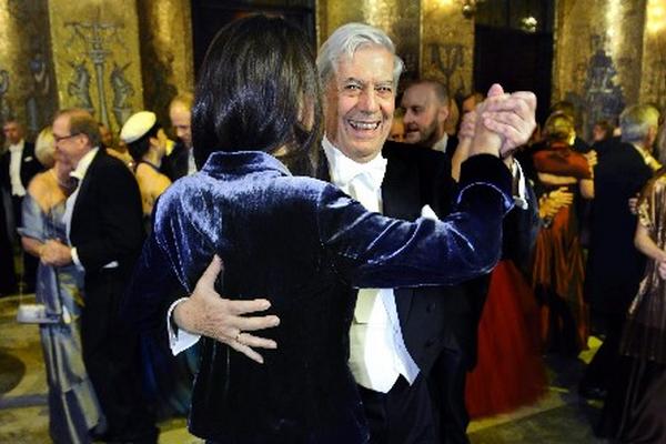  El ganador del premio Nobel de Literatura 2010, Mario Vargas Llosa, baila con una de sus nietas en el Salón de la Ciudad en Estocolmo