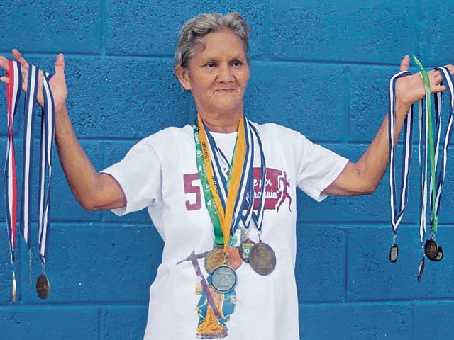 Esperanza Moreno muestra algunas de las preseas que ha obtenido en cinco años de practicar deporte. (Foto Prensa Libre: Rigoberto Escobar).