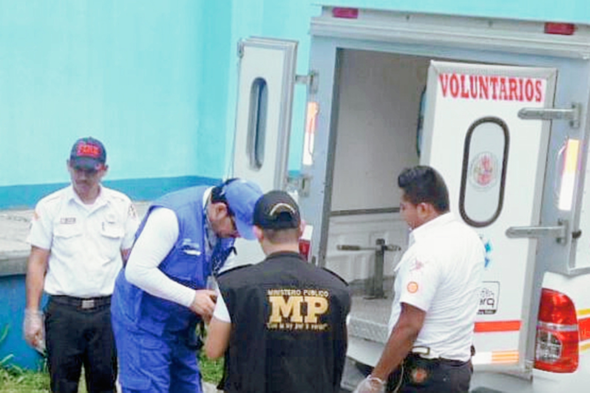 Autoridades observan el lugar en donde fue atacado a balazos un motorista, en Santa Elena, Flores, Petén. (Foto Prensa Libre: Rigoberto Escobar)