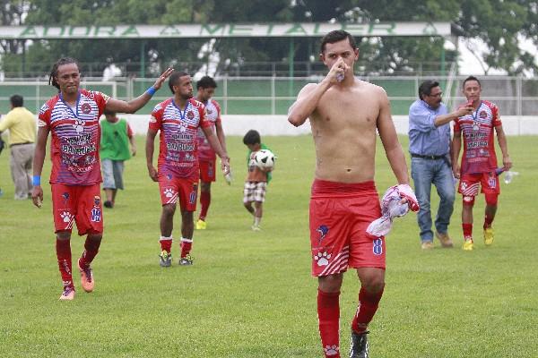 Isaula celebra una de sus tres anotaciones ante Deportivo Iztapa. (Foto Prensa Libre: Jesús Cuque)
