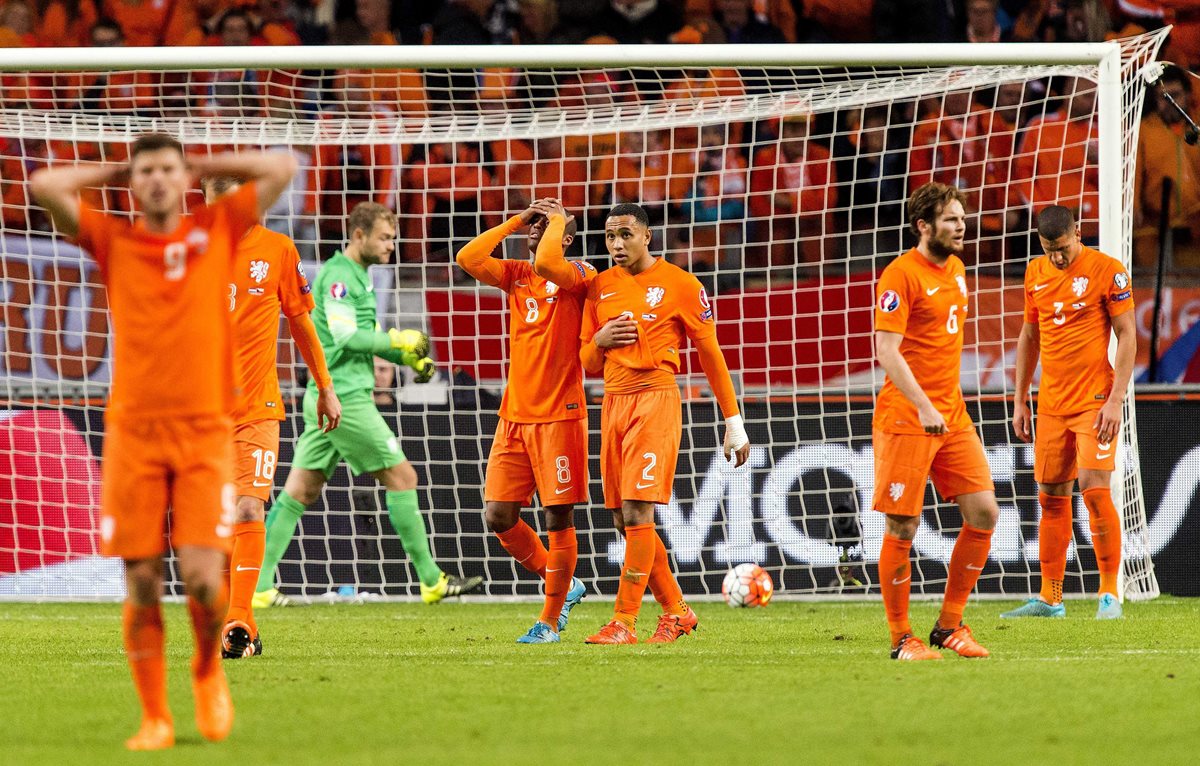 Los jugadores del equipo holandés lamentan la derrota frente a República Checa. (Foto Prensa Libre: EFE)