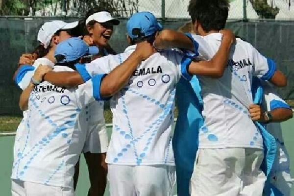 Los equipos guatemaltecos festejaron su pase. (Foto Prensa Libre: A. Vásquez)