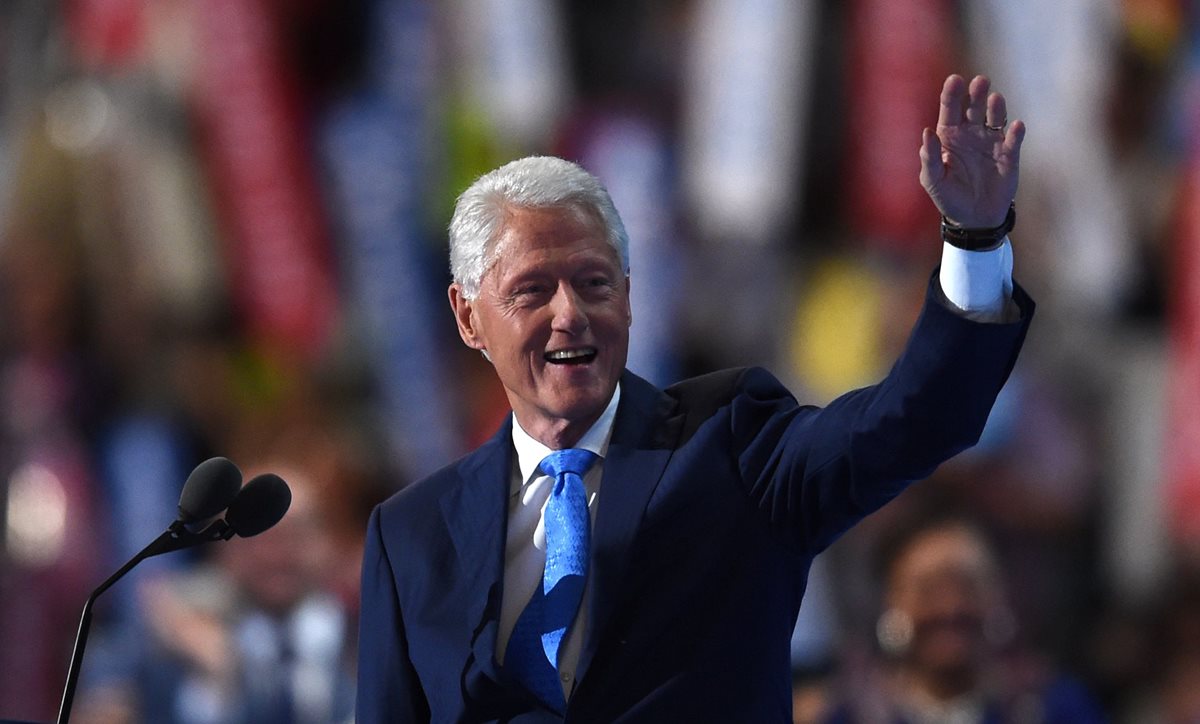 Bill Clinton, esposo de Hillary Clinton, durante su discurso el martes en la Convención Demócrata. (Foto Prensa Libre: AFP).