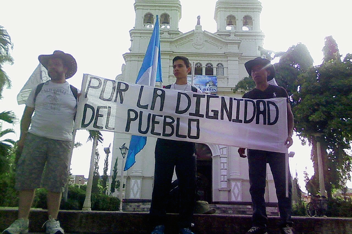 Tres hombres salieron esta mañana del parque central de Retalhuleu con rumbo a la capital, como manifestación contra la corrupción. (Foto Prensa Libre: Jorge Tizol)