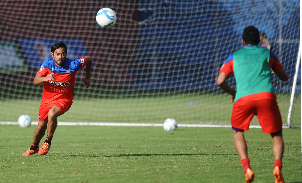 Carlos Ruiz, durante el entrenamiento rojo de este jueves. (Foto Prensa Libre: Francisco Sánchez)