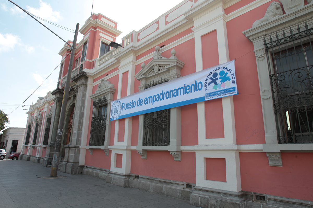 Las oficinas del TSE permanecerán abiertas hasta las 24 horas por ser hoy el último día para la inscripción de candidatos a diputados, alcaldes y presidenciales. (Foto Prensa Libre: Hemeroteca PL)