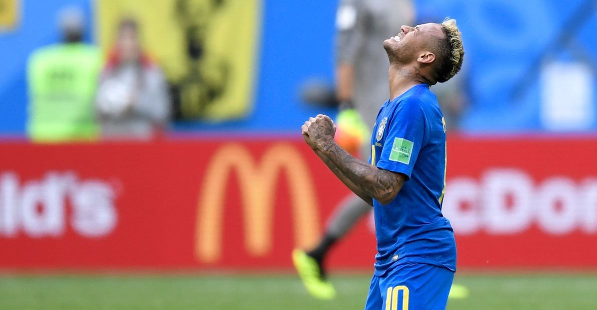 Neymar no pudo contener las lágrimas al final del triunfo de Brasil sobre Costa Rica. (Foto Prensa Libre: AFP)