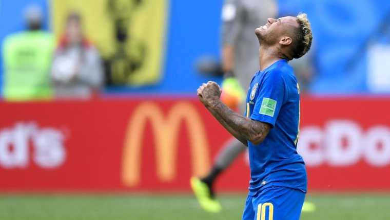 Neymar no pudo contener las lágrimas al final del triunfo de Brasil sobre Costa Rica. (Foto Prensa Libre: AFP)