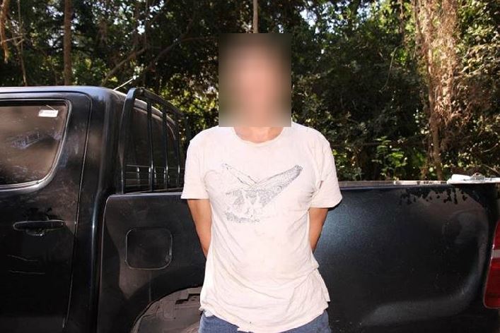 Víctor Israel Folgar Figueroa es trasladado a un juzgado por agentes de la PNC en Escuintla. (Foto Prensa Libre: Carlos E. Paredes)