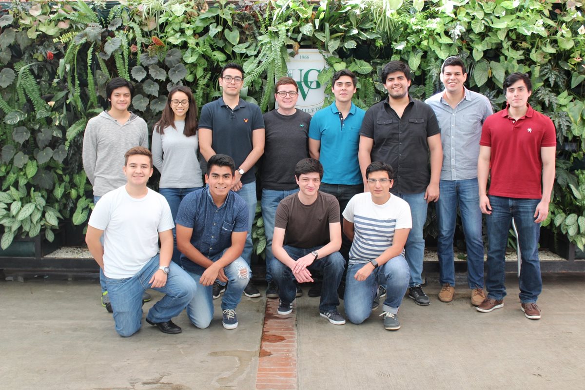 Algunos de los alumnos que han participado en el proyecto. El satélite llegará a la Estación Espacial Internacional. (Foto Prensa Libre: Cortesía).