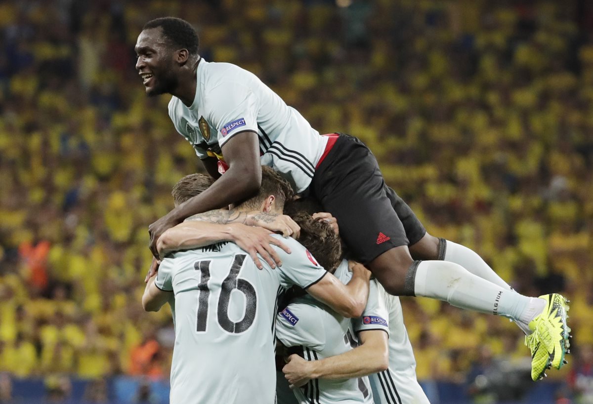 Los belgas celebraron su clasificación a la siguiente instancia de la Euro. (Foto Prensa Libre: AP)