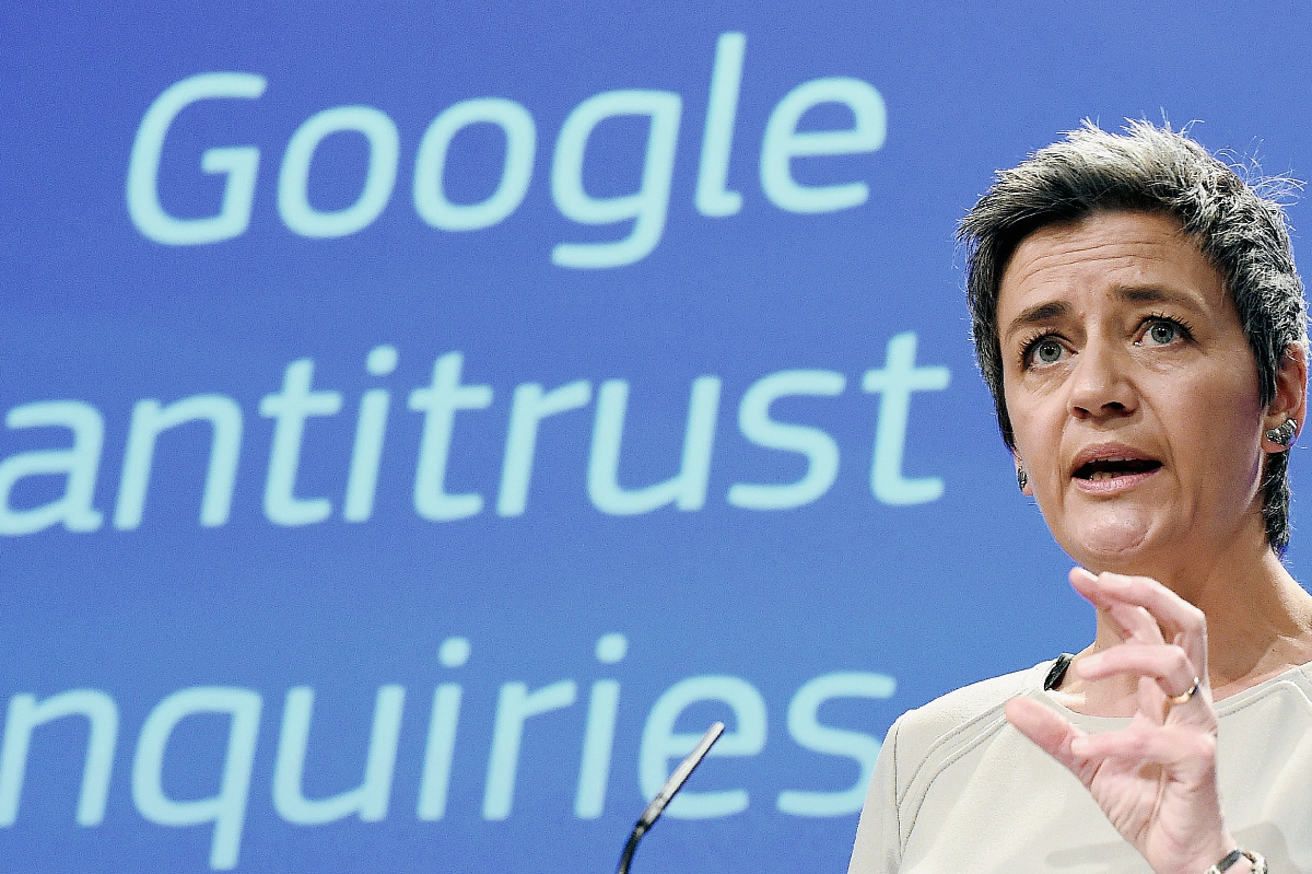 La comisaria europea, Margrethe Vestager, explica la decisión de la UE de acusar a Google. (Foto Prensa Libre: AFP)