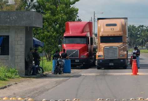 En el paso fronterizo a México se podía observar a dos soldados y dos policías apostados en la entrada.