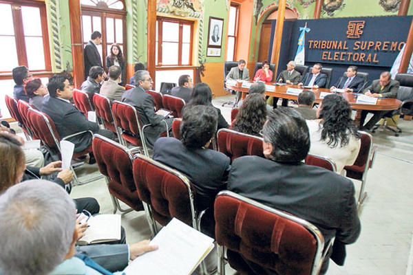 Magistrados, durante  la reunión mensual con los representantes de partidos políticos, ayer, en la sede del Tribunal Supremo Electoral, zona 2.